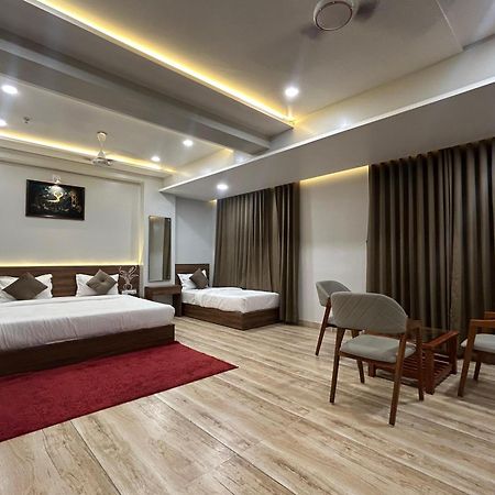 Hotel Holiday Icon Dwārka Екстериор снимка