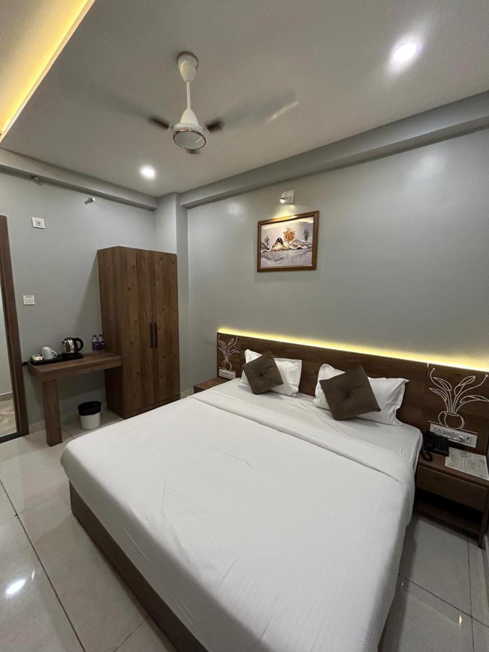 Hotel Holiday Icon Dwārka Екстериор снимка