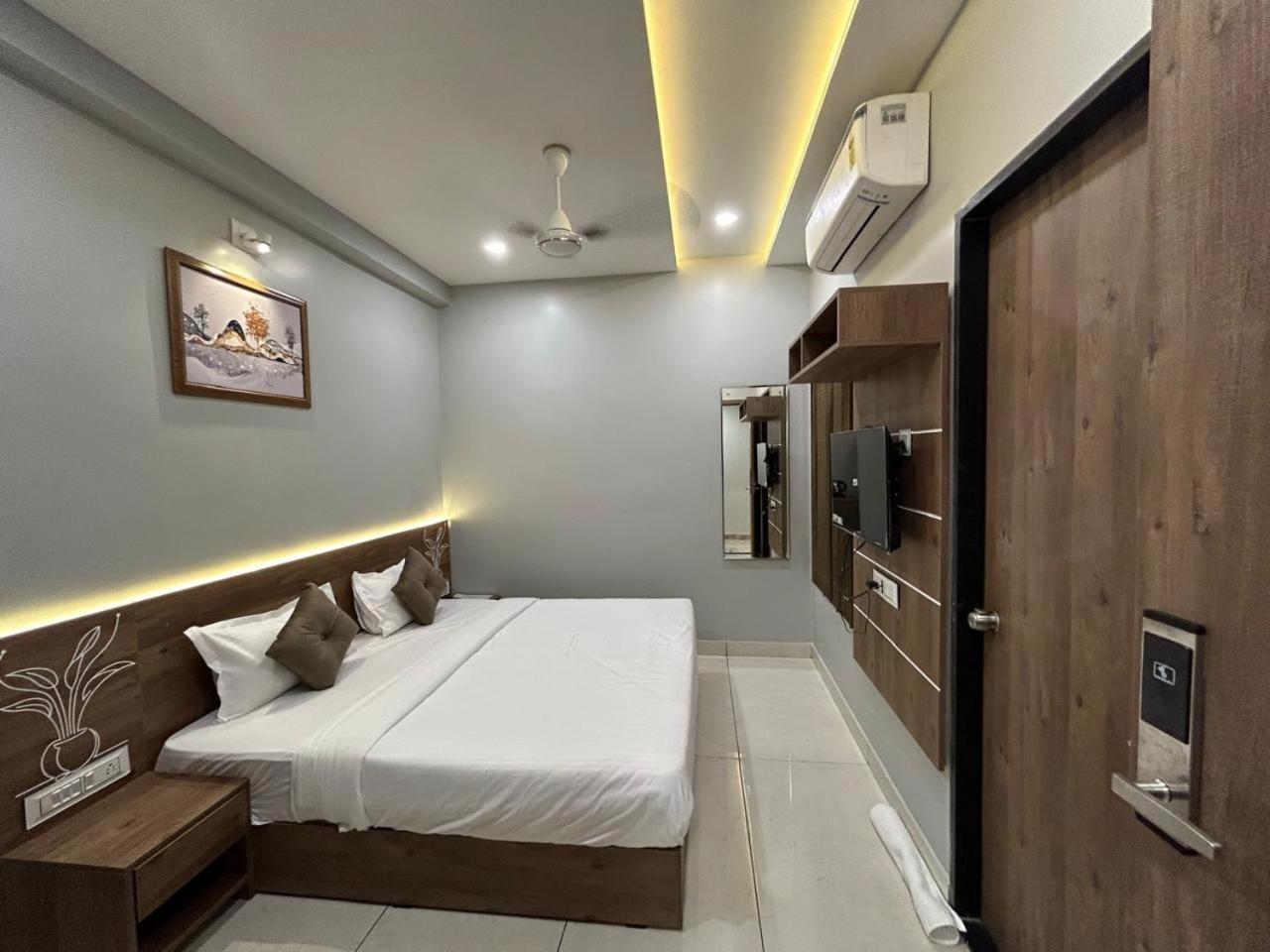 Hotel Holiday Icon Dwārka Екстериор снимка