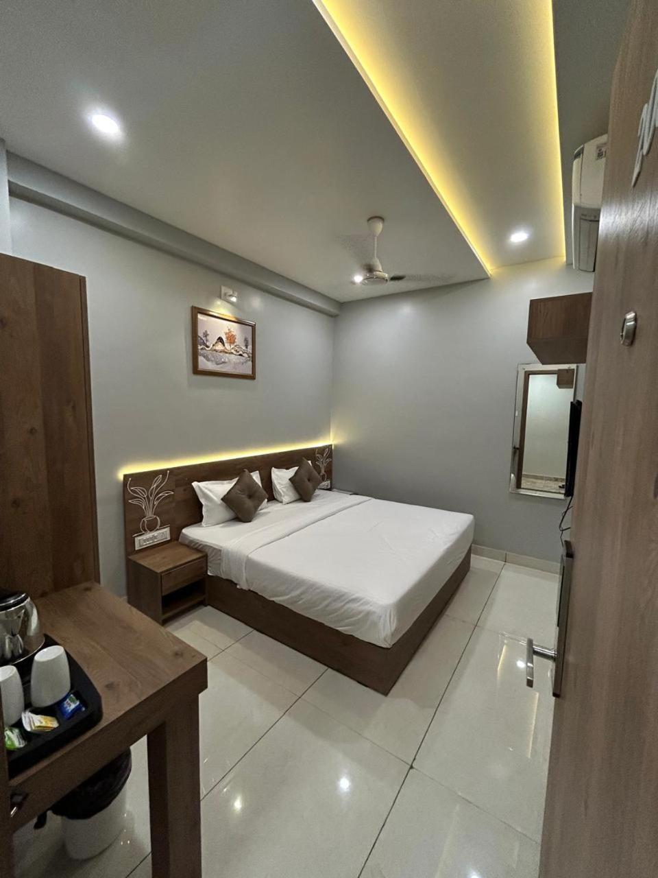 Hotel Holiday Icon Dwārka Екстериор снимка