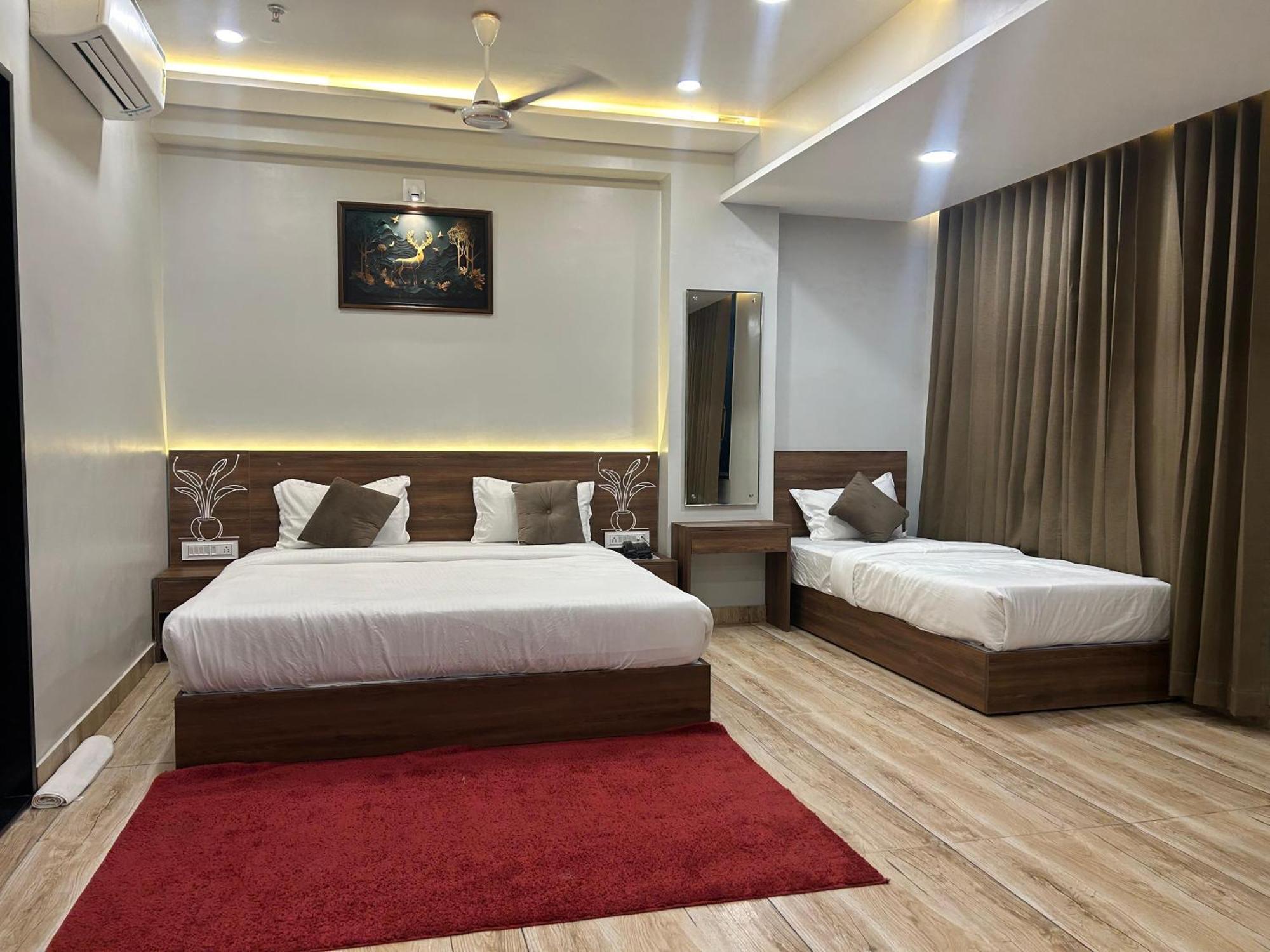 Hotel Holiday Icon Dwārka Екстериор снимка