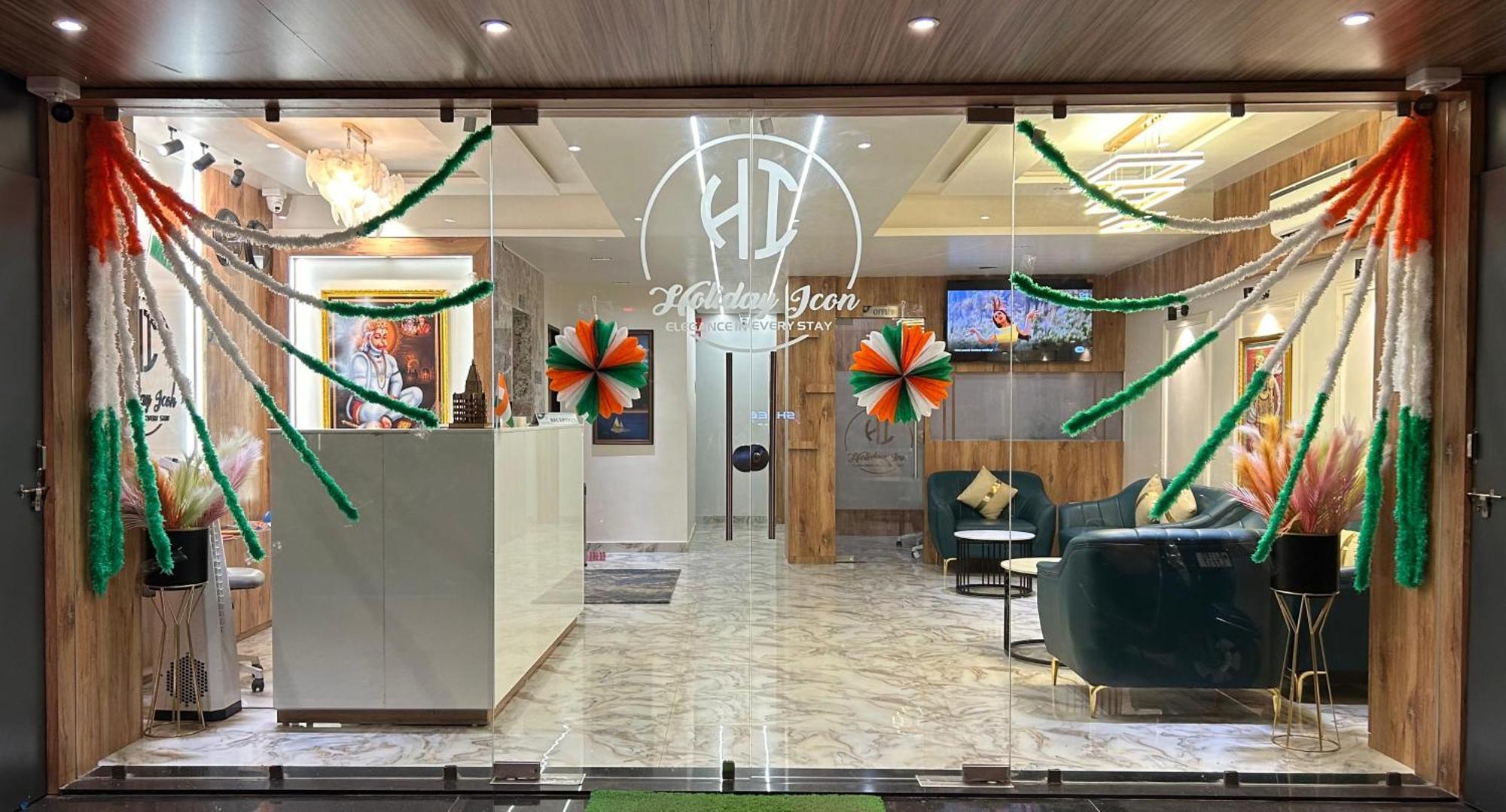 Hotel Holiday Icon Dwārka Екстериор снимка