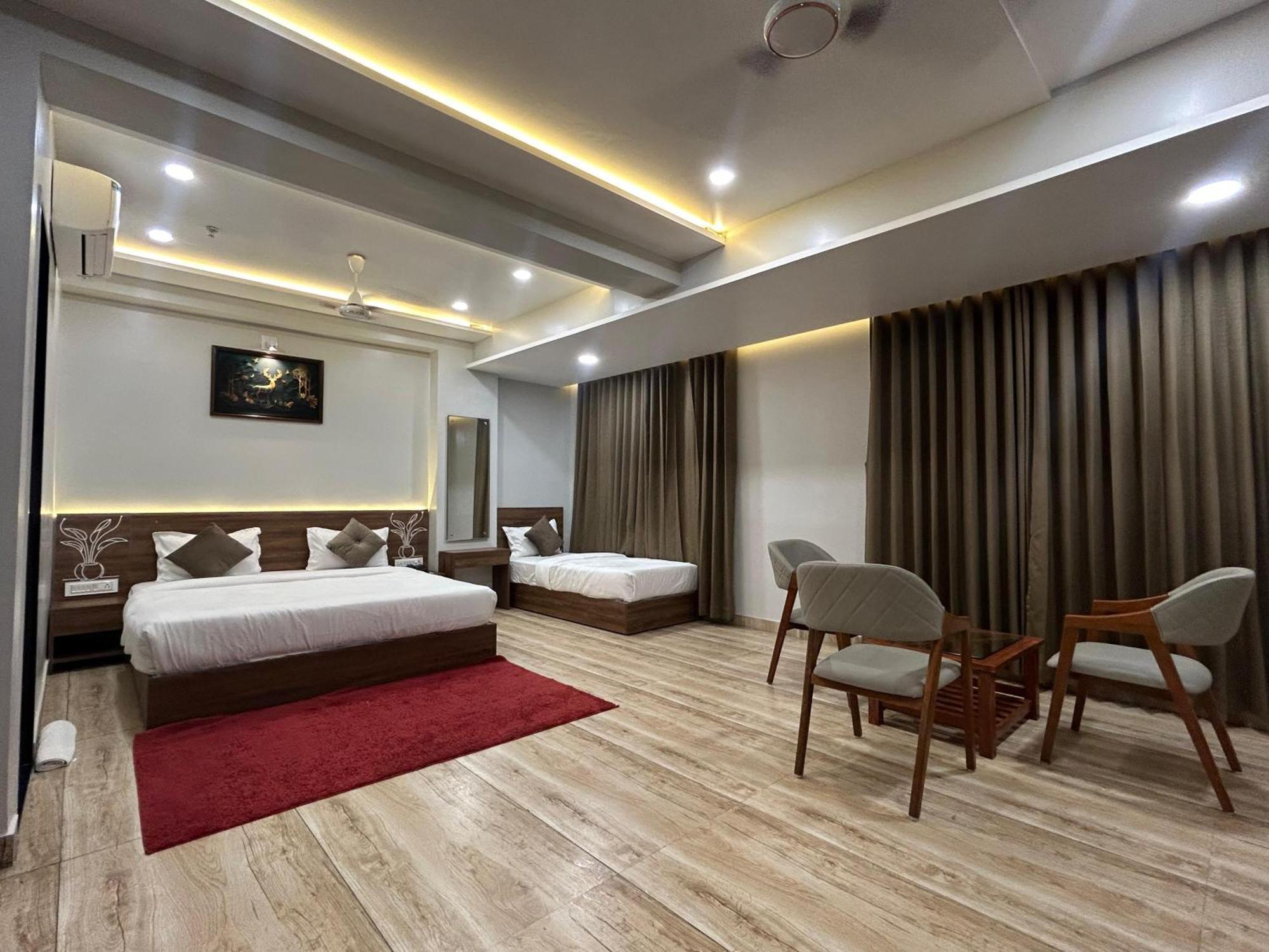 Hotel Holiday Icon Dwārka Екстериор снимка
