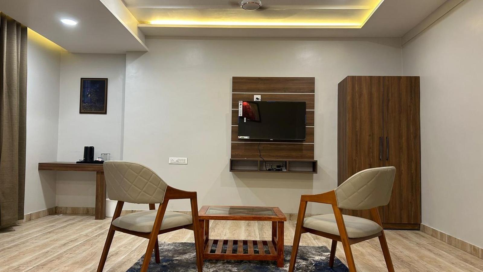 Hotel Holiday Icon Dwārka Екстериор снимка