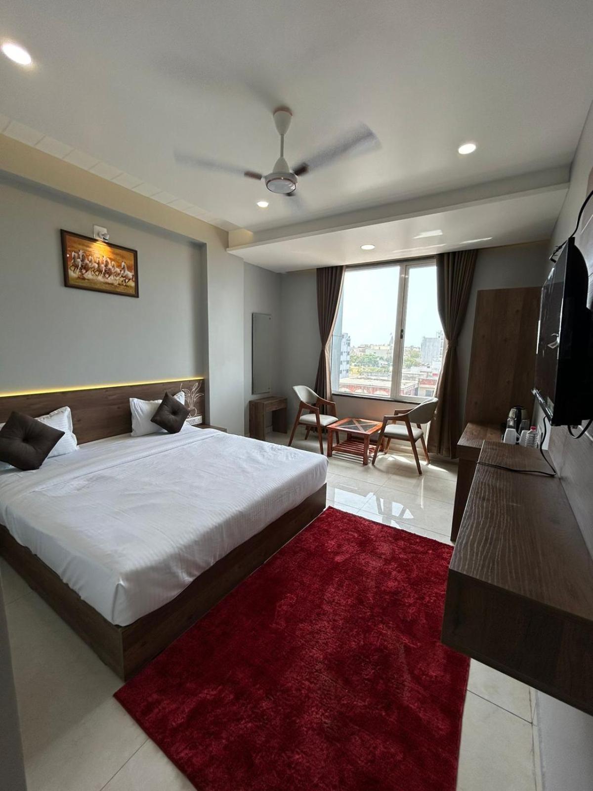 Hotel Holiday Icon Dwārka Екстериор снимка