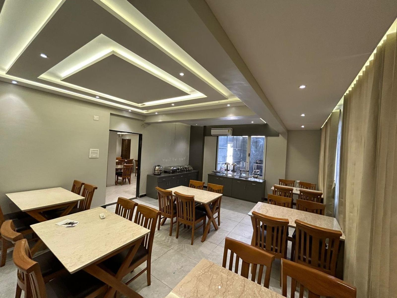 Hotel Holiday Icon Dwārka Екстериор снимка