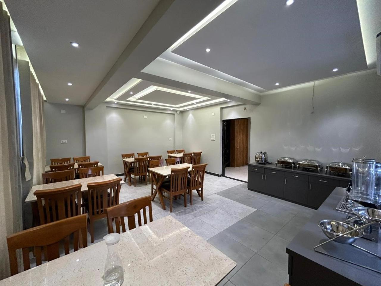 Hotel Holiday Icon Dwārka Екстериор снимка