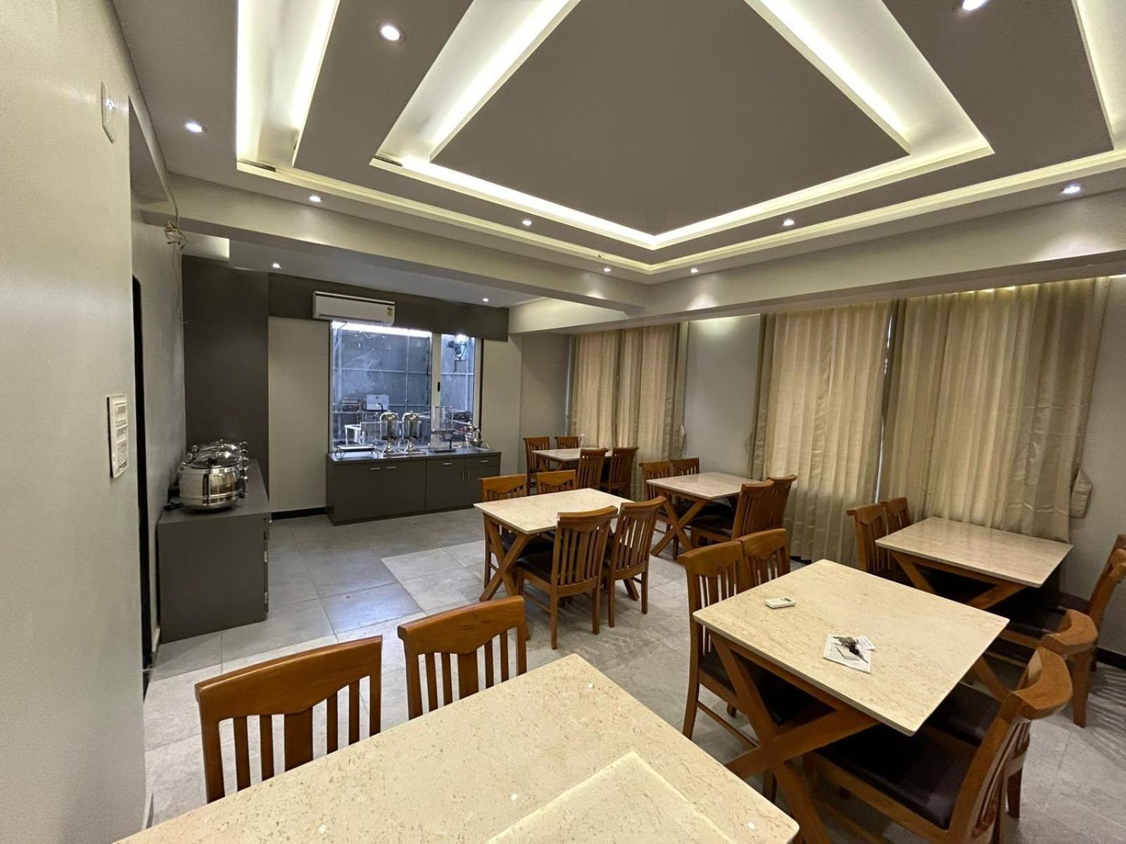 Hotel Holiday Icon Dwārka Екстериор снимка
