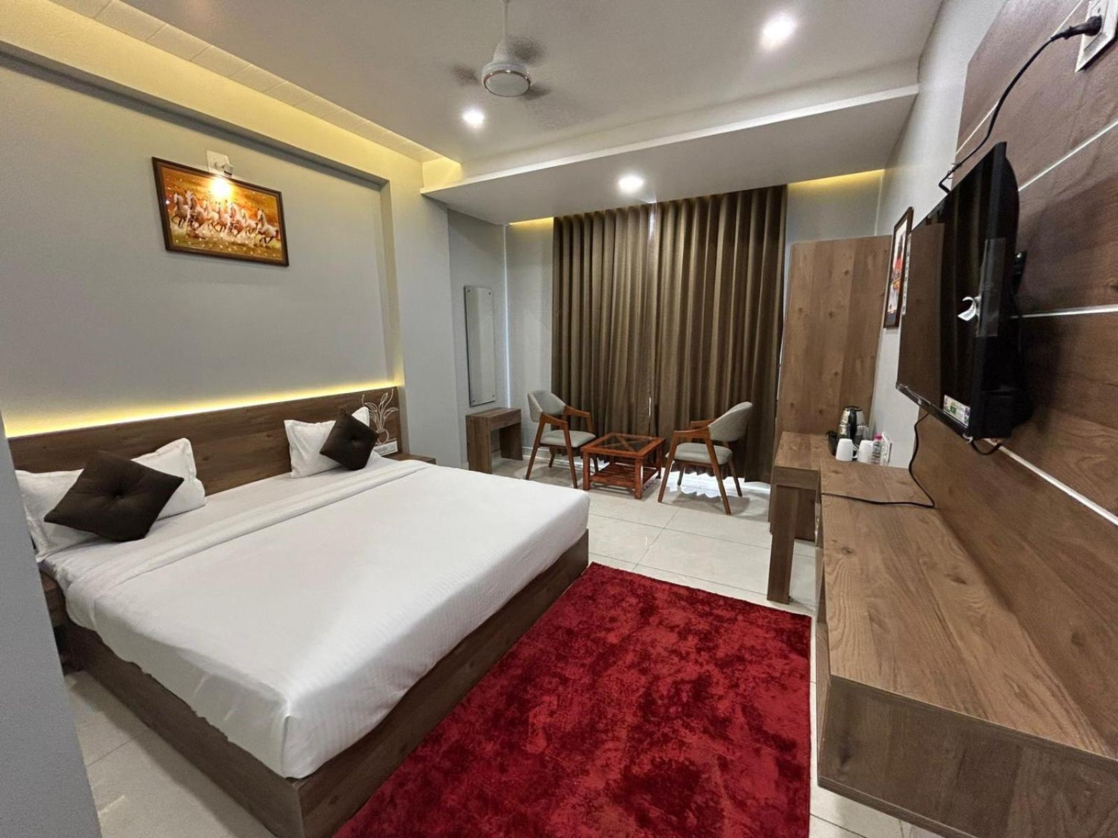 Hotel Holiday Icon Dwārka Екстериор снимка