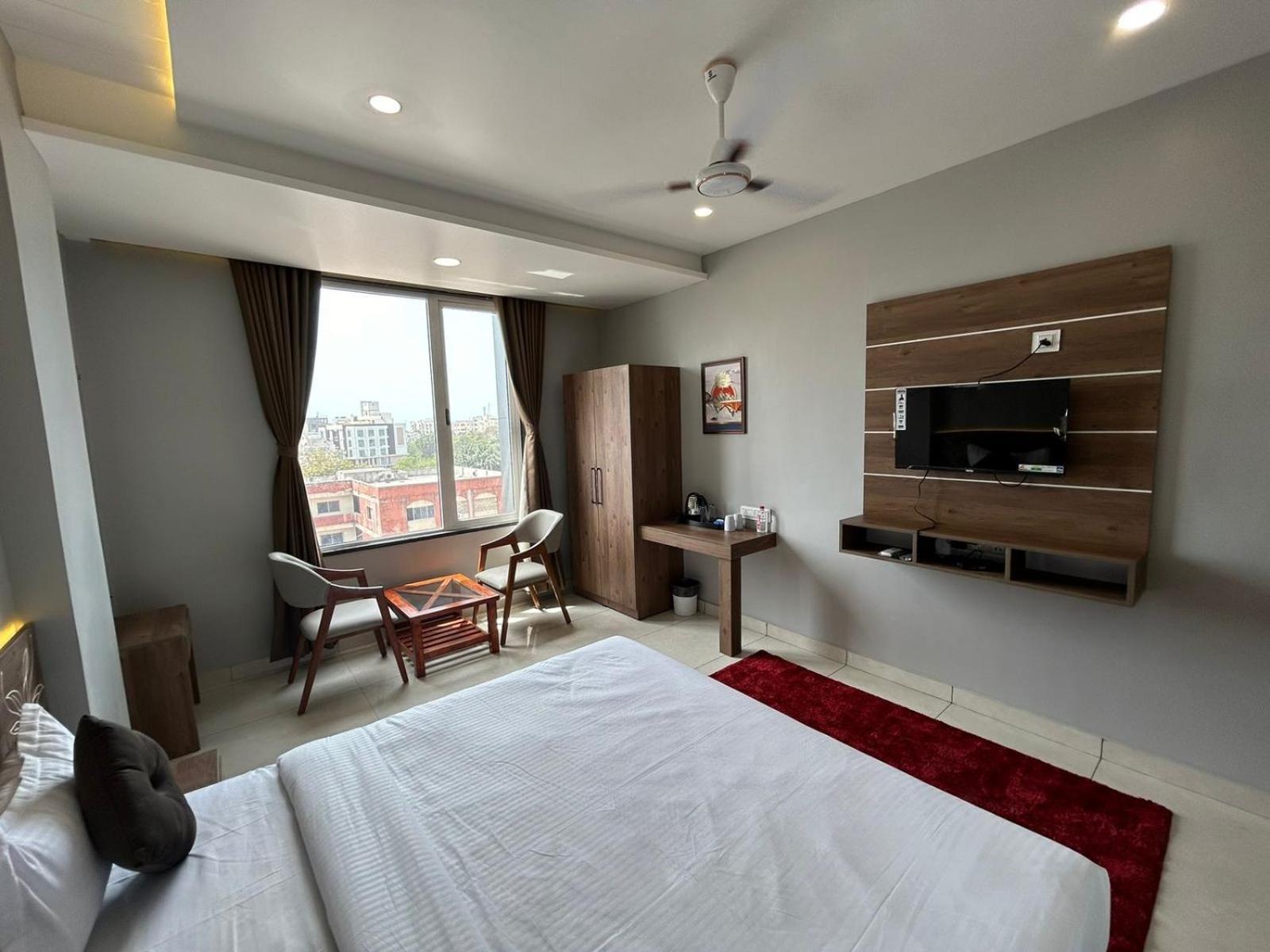 Hotel Holiday Icon Dwārka Екстериор снимка